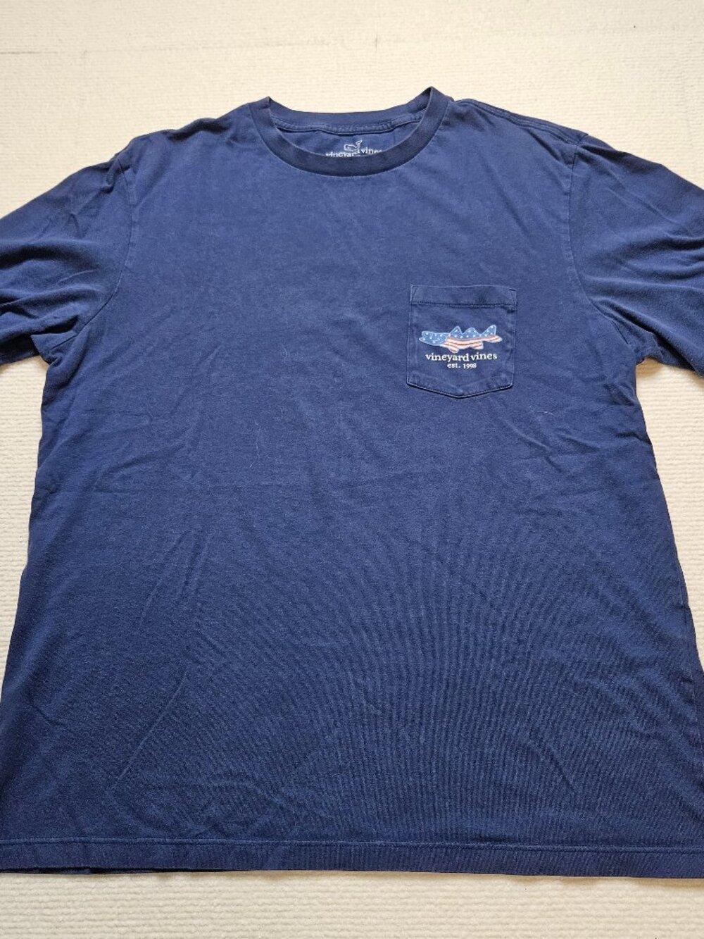 Vineyard Vines blue "Grouper Flag" tee - size Medium